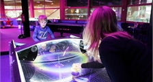 Air-Hockey in Center Parcs Les Hauts de Bruyères