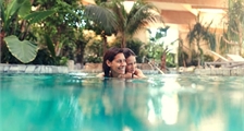 Hallenbad mit Stromschnellen in Center Parcs Terhills Resort